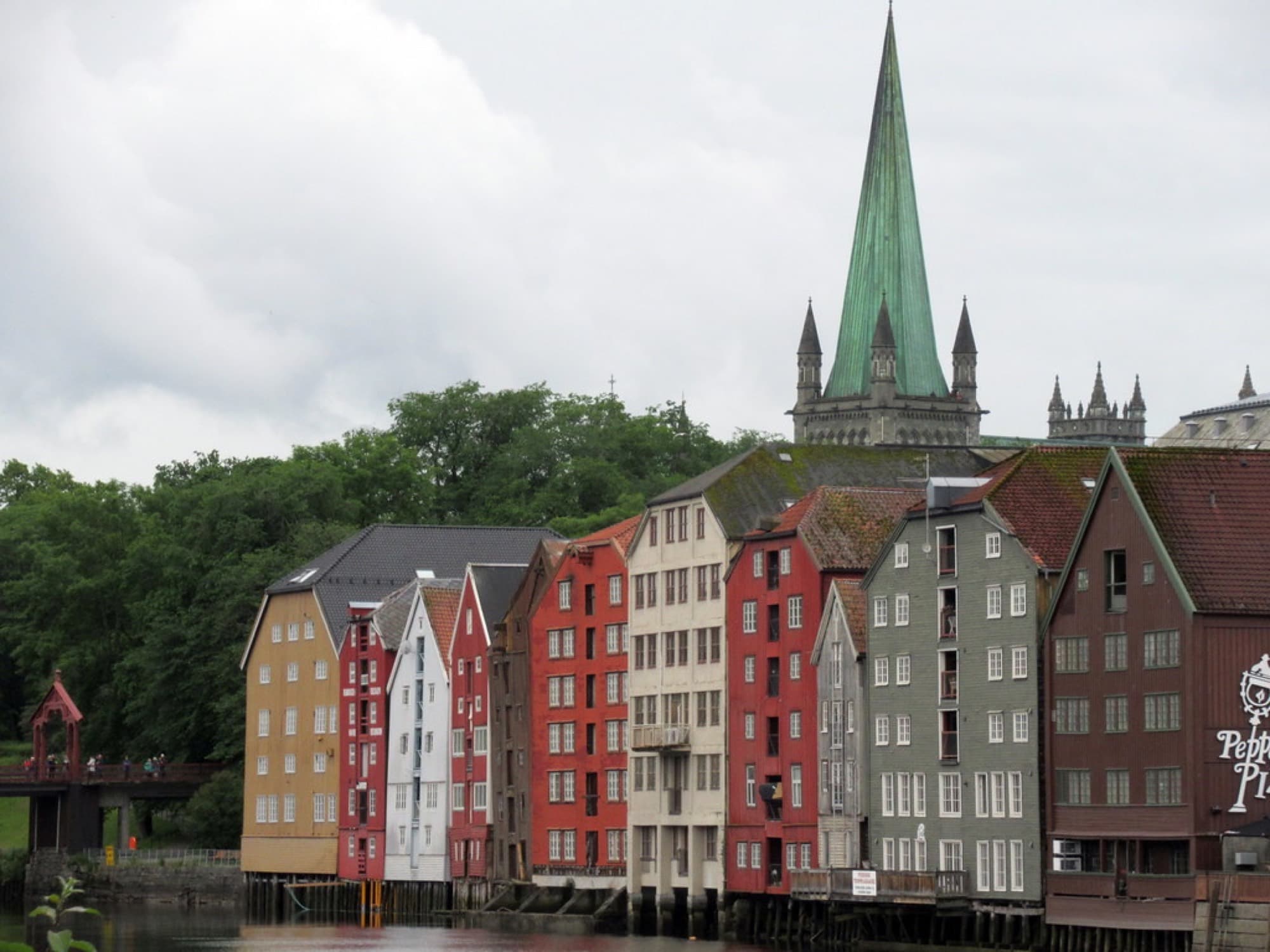 Bryggene langs Nidelva i Trondheim, med Nidarosdomens spir bak og Gamle Bybro til venstre